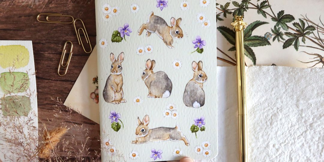Carnet avec motif à l'aquarelle de lapins et fleurs printaniers