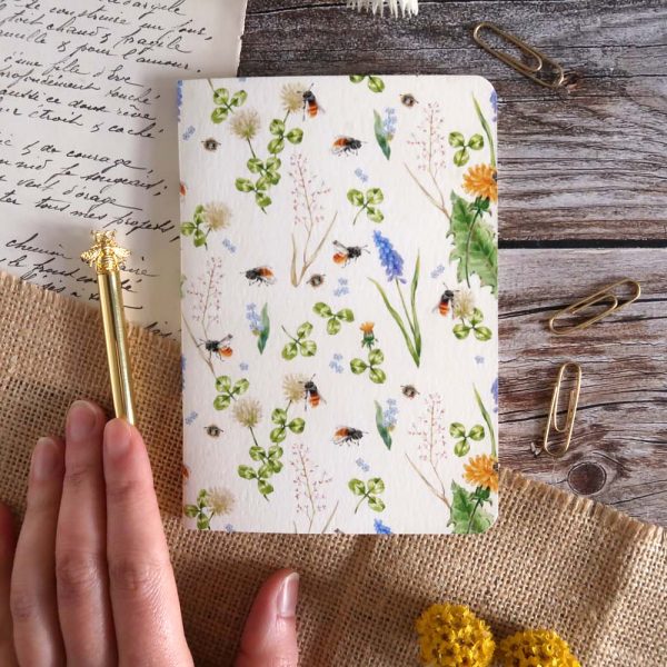 carnet de note illustré à l'aquarelle motif abeille sauvage osmie cornue et fleurs de printemps