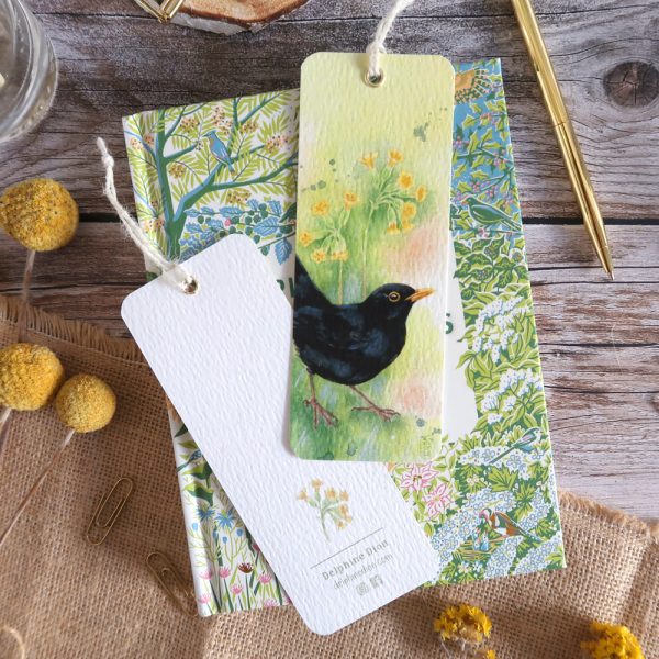 marque-page illustré à l'aquarelle d'un merle noir avec des primevères